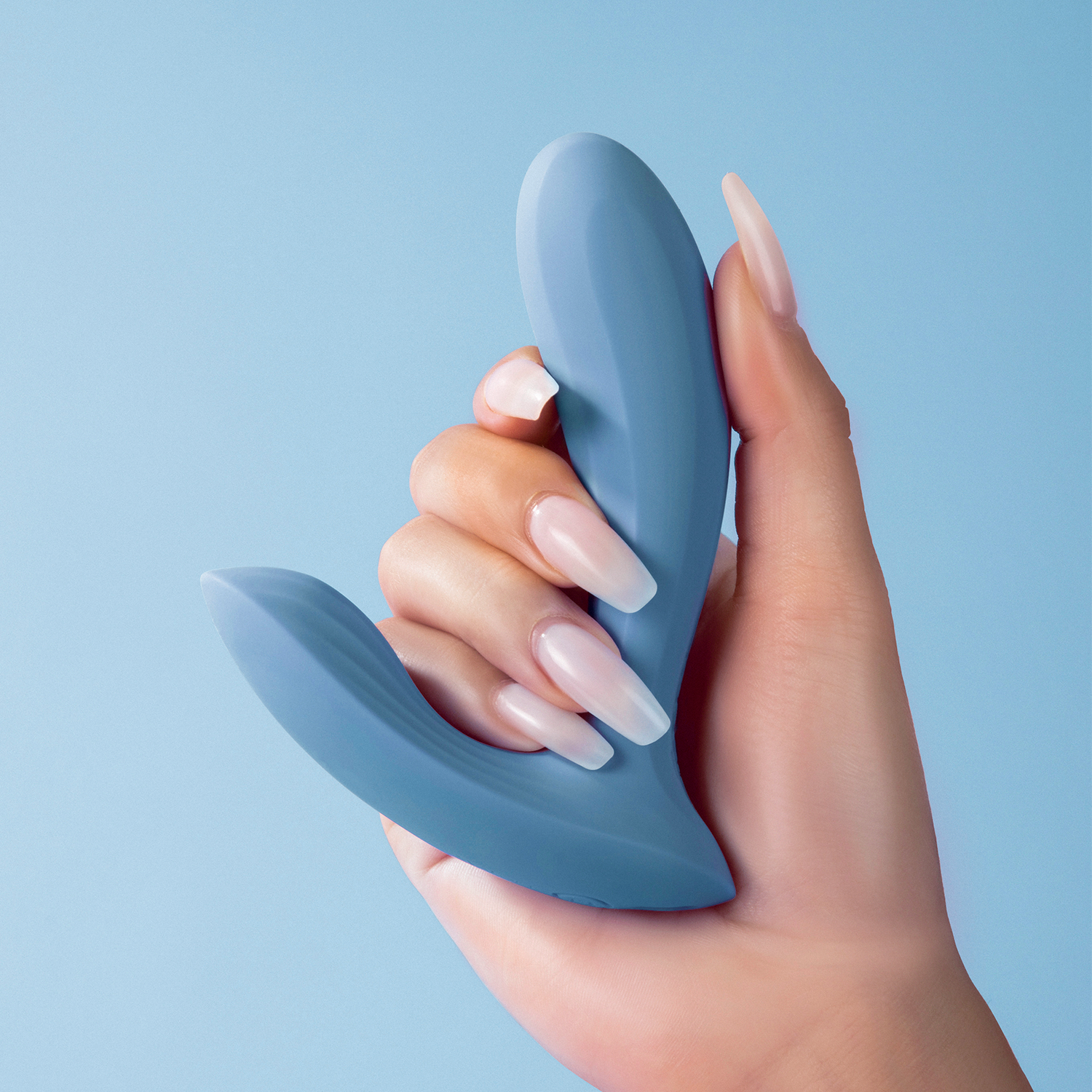 Curved head for smooth insertion