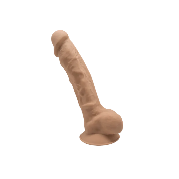 Un godemichet à ventouse en silicone, sombre et réaliste, sur fond blanc.